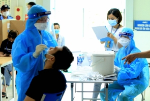 Bé gái 3 tuổi dương tính Covid-19