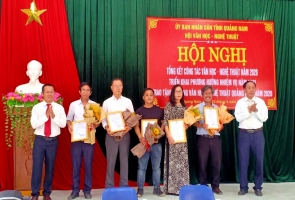 Sáng nay 22.4, Hội Văn học - nghệ thuật (VH-NT) Quảng Nam tổ chức tổng kết công tác năm 2020, triển khai nhiệm vụ năm 2021 và trao Tặng thưởng VH-NT Quảng Nam năm 2020.