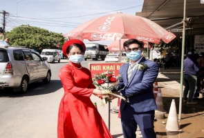  Lễ cưới đặc biệt diễn ra ngay tại chốt kiểm soát dịch Covid-19