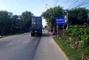 Xe container nghi hoán cải trái phép chở cát ướt hoành hành QL14B