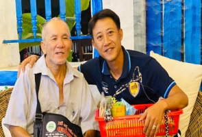 Chuyện về CĐV bán vé số đặc biệt của Quảng Nam