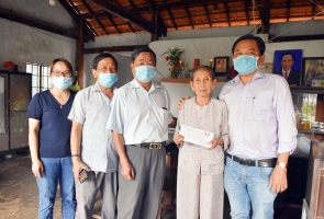 Hội Đồng hương Quảng Nam - Đà Nẵng tại BR-VT thăm, tặng quà gia đình có hoàn cảnh khó khăn
