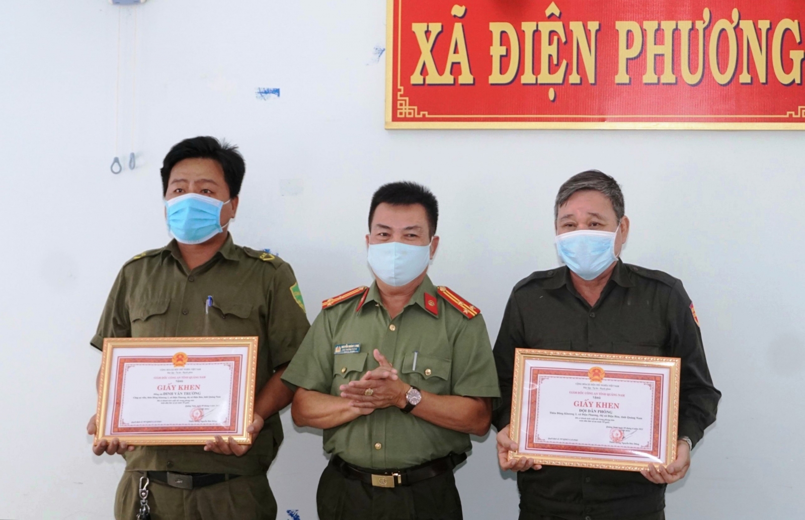Lãnh đạo Công an tỉnh trao giấy khen cho tập thể, cá nhân phát hiện vụ tàng trữ vũ khí.