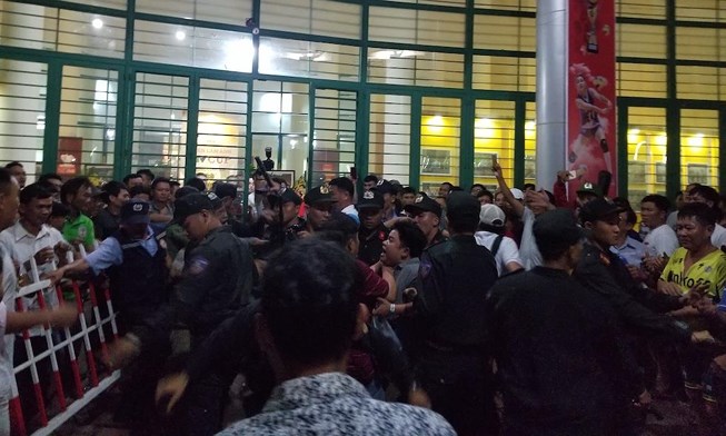 VTV Cup 2019: Khán giả bức xúc không được vào dù mở cửa tự do